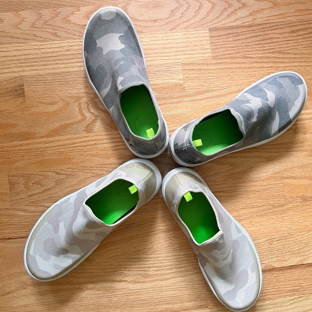 2 PAIR!!! OOFOS OOMG EEZEE Low white Tan Camo and green camo Sneakers Size 9